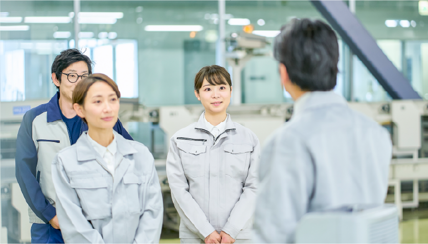 話を聞くスタッフ